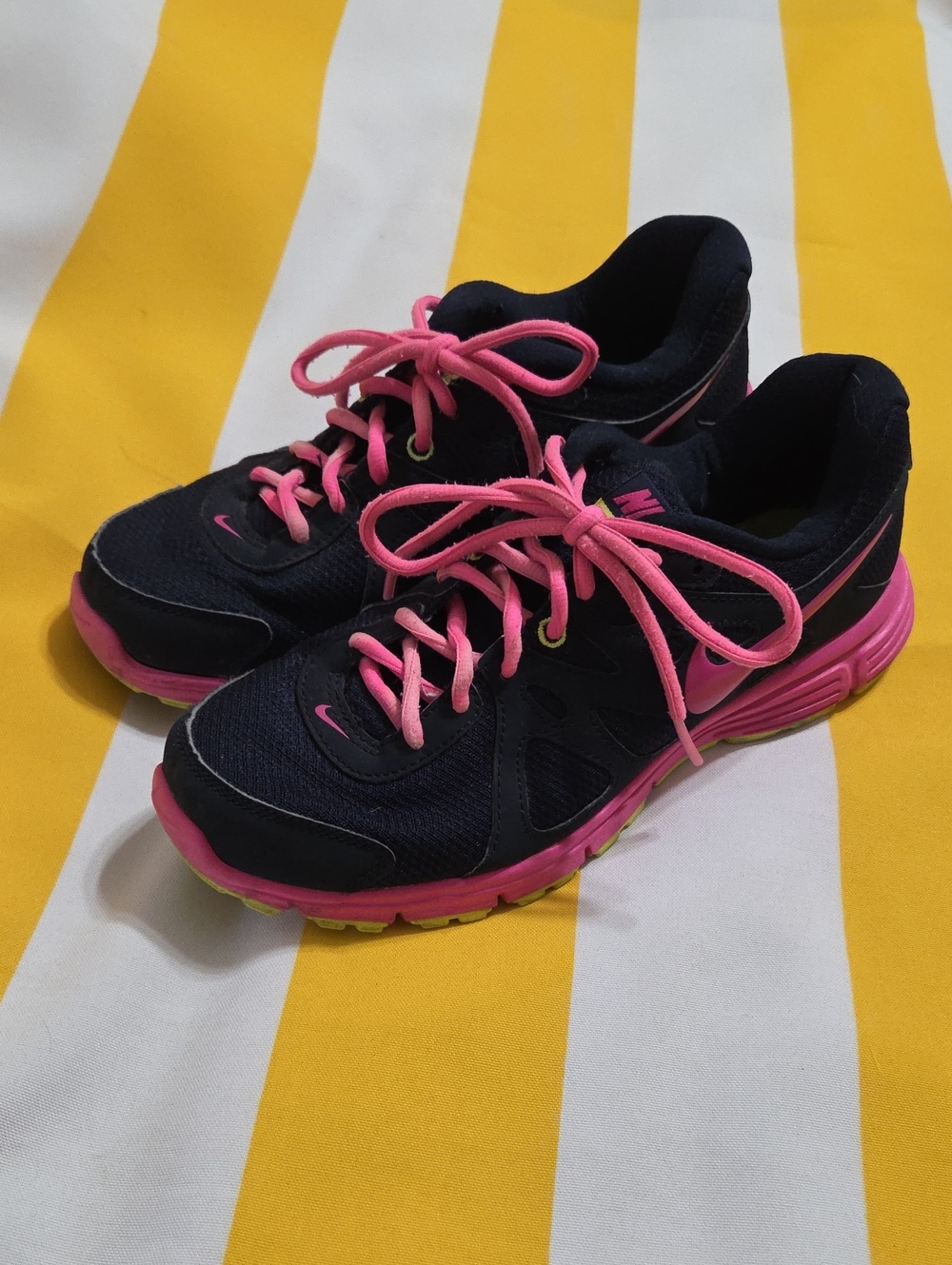 Nike Revolution 2 Women’s 8.5 Navy Pink Volt Running Athletic Sneakers